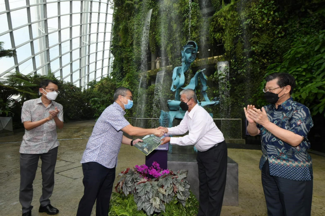 Mr. Lee Kuang-Yu presenting a portfolio of his works to Minister for Culture, Community and Youth Edwin Tong.