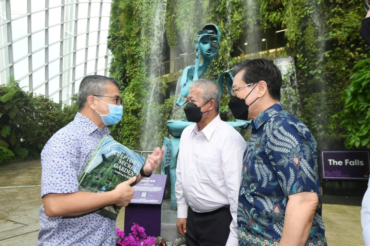 Singapore’s Minister Edwin Tong expressing his appreciation to Mr. Lee Kuang-Yu and Representative Francis Liang.