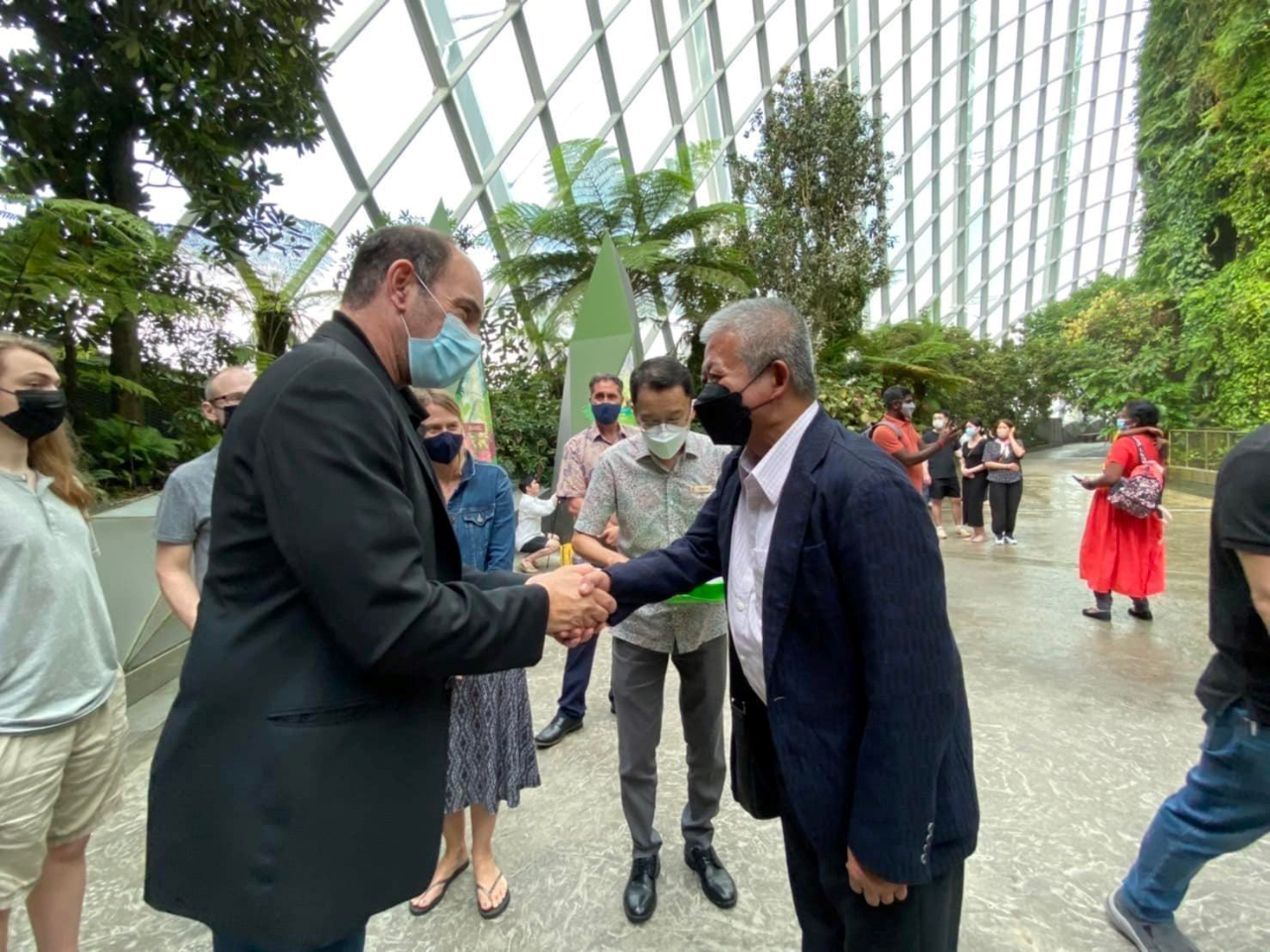 US Ambassador to Singapore Jonathan Kaplan with sculptor Lee Kuang-Yu.
