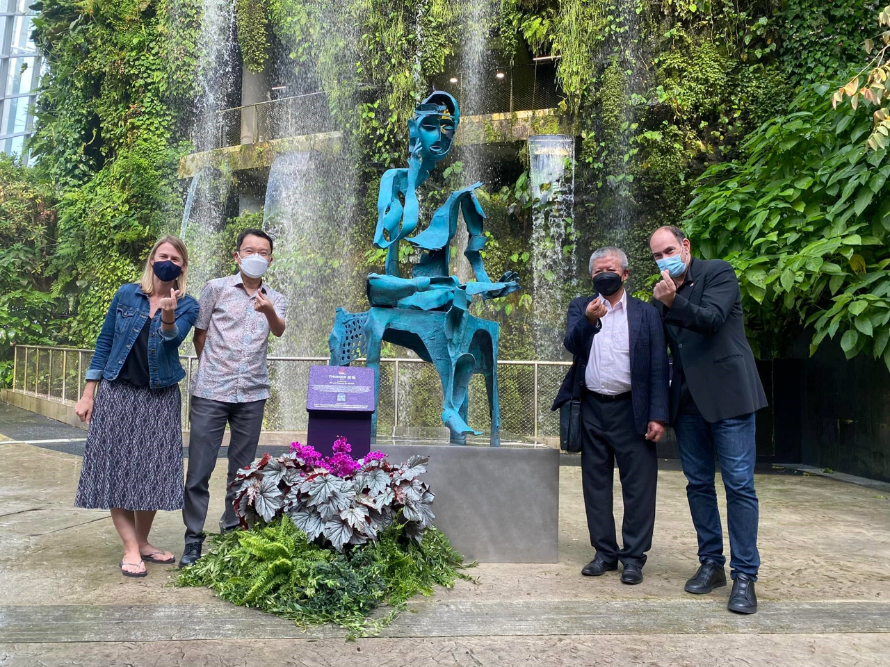 US Ambassador to Singapore Jonathan Kaplan and his partner posed for a photo with sculptor Lee Kuang-Yu and Gardens by the Bay CEO Felix Loh.