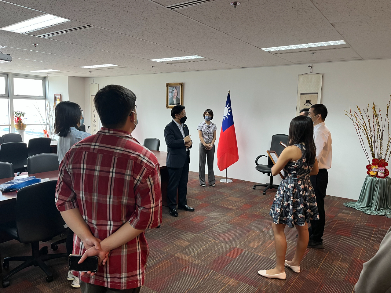 Representative Francis Liang is sharing Taiwan-experience with the Singaporean recipients of the 2022 Taiwan Scholarship and Huayu (Mandarin) Enrichment Scholarship Awards (2022/07/21)