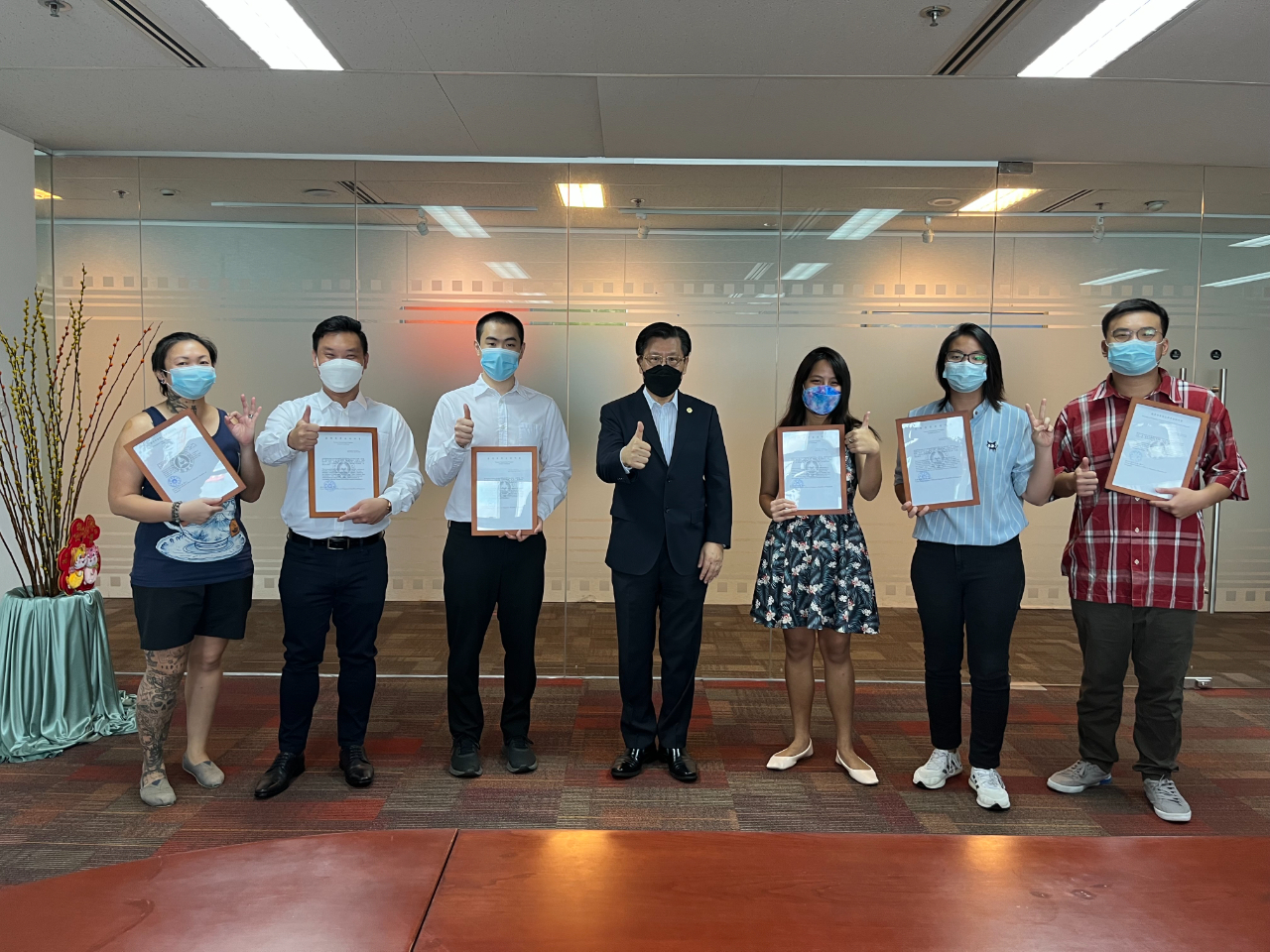 Group photo of Representative Francis Liang (center) and the Singaporean recipients of the 2022 Taiwan Scholarship and Huayu (Mandarin) Enrichment Scholarship Awards (2022/07/21)