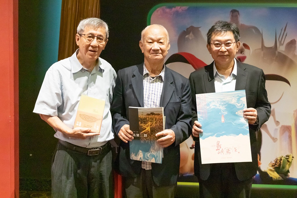 Taiwan poet Wu Sheng (centre), " The Inspired Island 3" film festival organiser Professor Foo Tee Tuan (right) and Singapore poet Han Chuan (left)