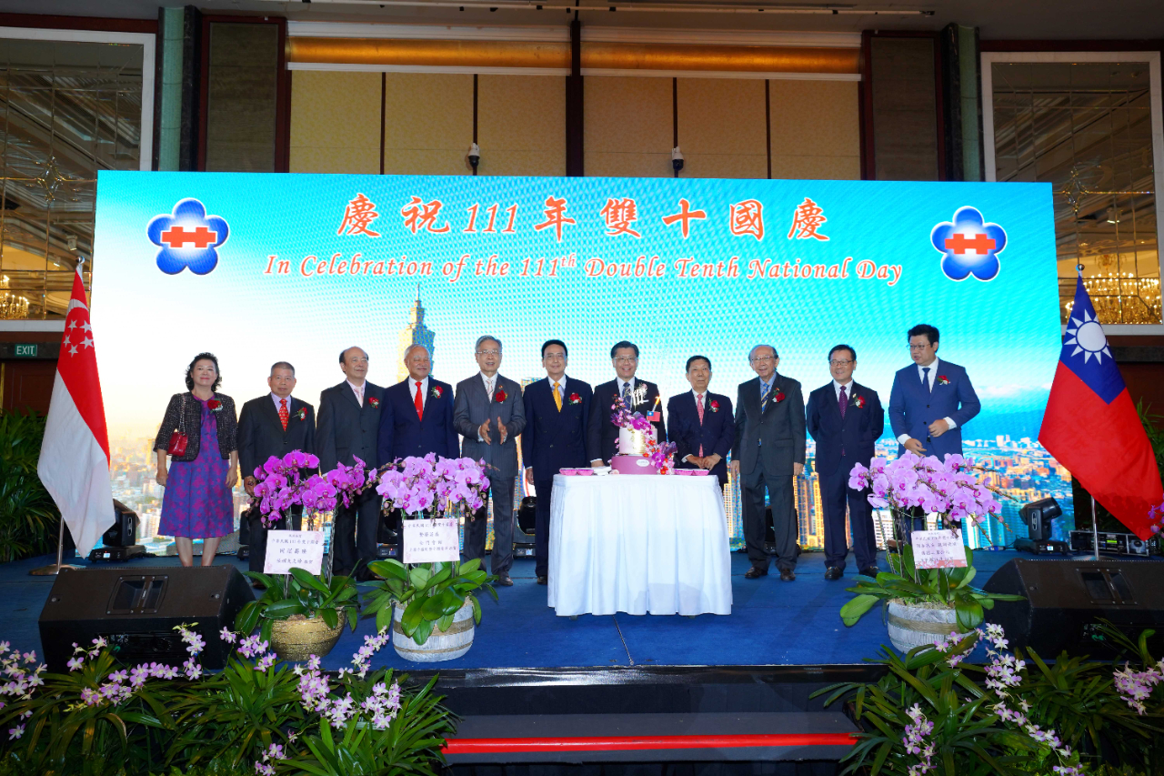Group photo of Representative Francis Liang (fifth from right) and VIP guests at the cake-cutting ceremony during the ROC 111th Double Tenth National Day reception. (2022/10/10)