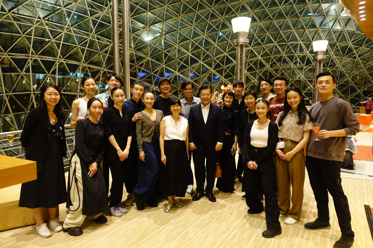 Representative Francis Liang took a group photo with Cheng Tsung-lung, Cloud Gate Artistic Director, and his troupe members who were invited to perform at the Huayi–Chinese Festival of Arts 2023, and Yvonne Tham, CEO-Esplanade - Theatres on the Bay and executives.