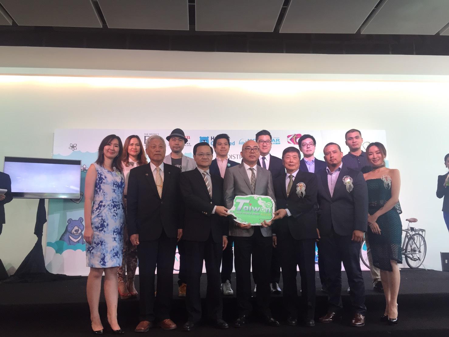 丁公使樂群於4月22日下午出席「Taiwan One More Time」觀光推廣活動開幕式，與The Mall集團CEO Phaibul(中)、泰國臺灣商會聯合總會總會長劉樹添、南瑤媽祖宮董事長林耀堂等合影。