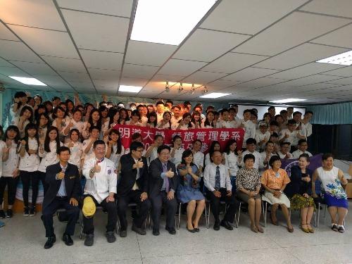明道大學餐飲管理學系百餘名師生與曼谷Saowabha Vocational College校長Wasumadee Imkaew合照