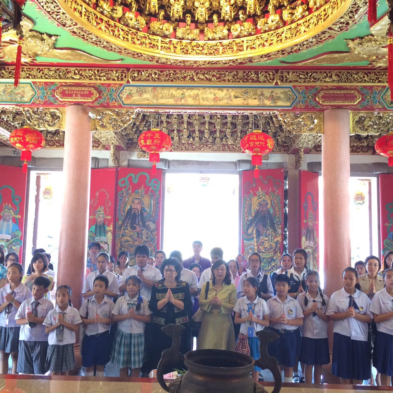 頒獎典禮前先在代天宮上香