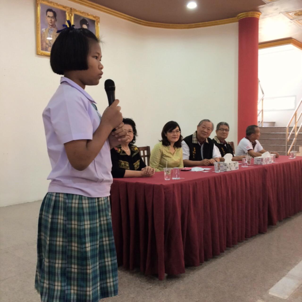 Sunsermwit學校的小六女學生致詞感謝