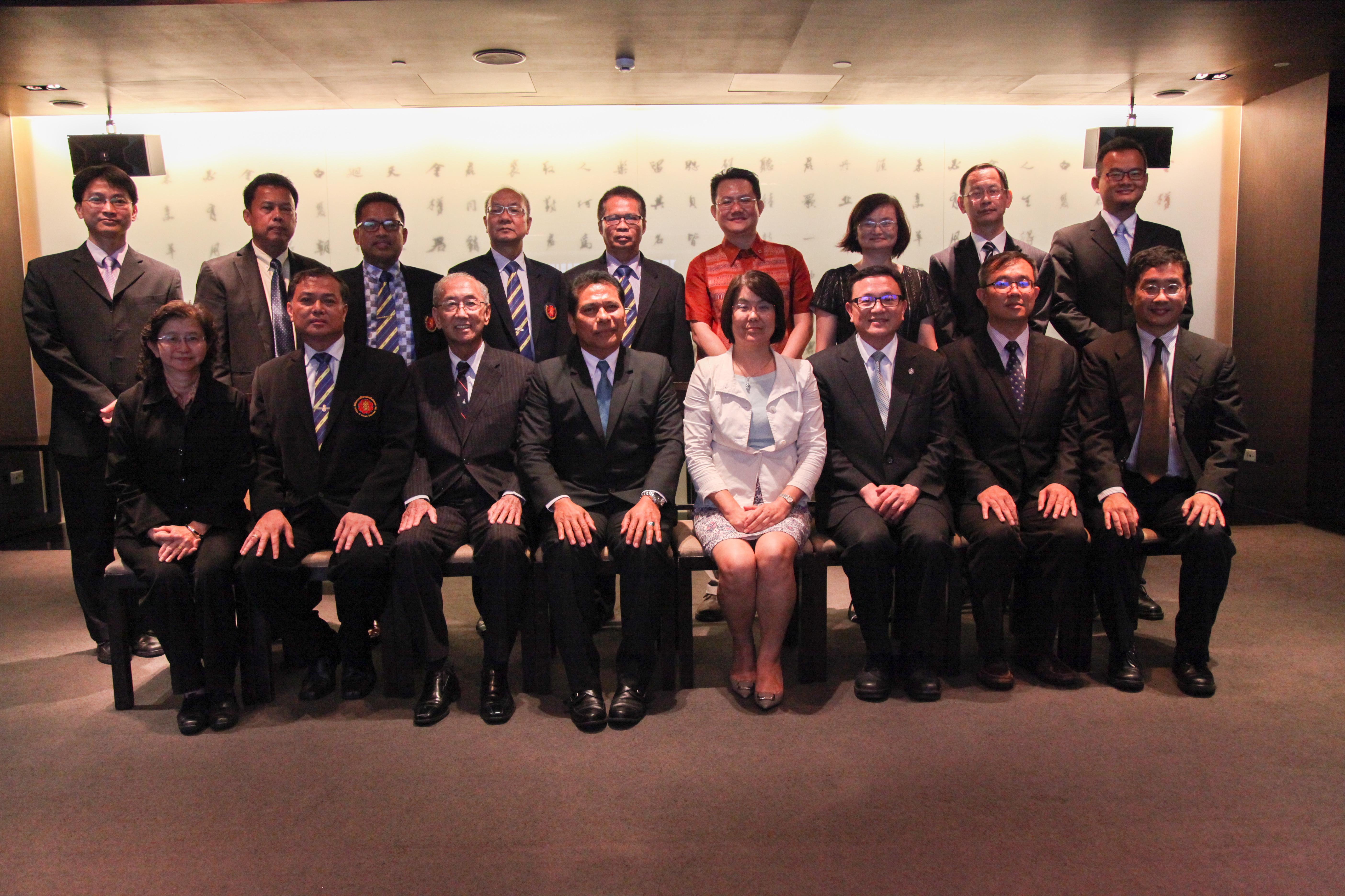 Mr.Adinan Pakbara署長一行7人訪台期間接受教育部國際司楊敏玲司長宴請晚餐合影