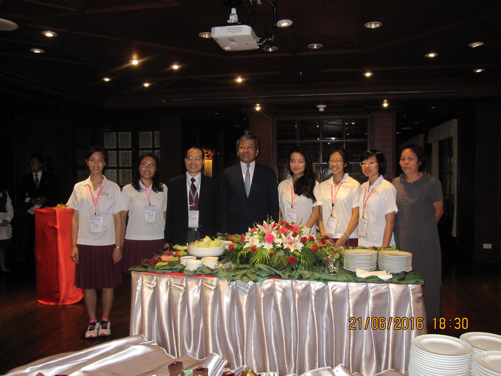 本處謝大使與我方代表團成員合影