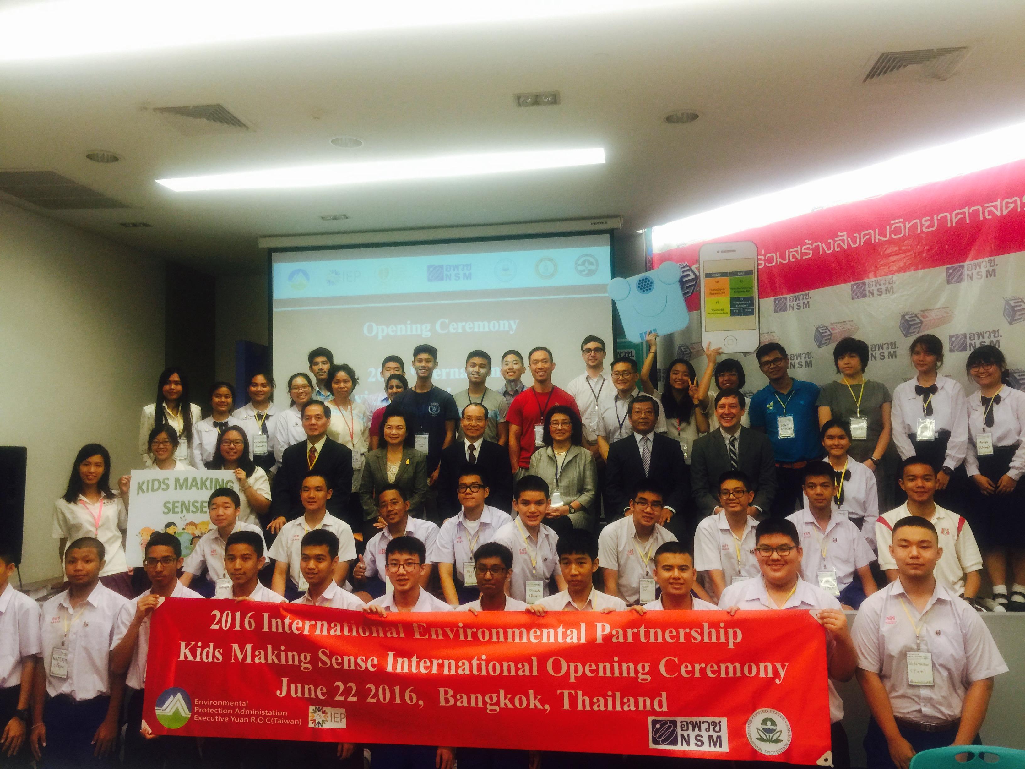 全體代表團員於曼谷開幕式合影