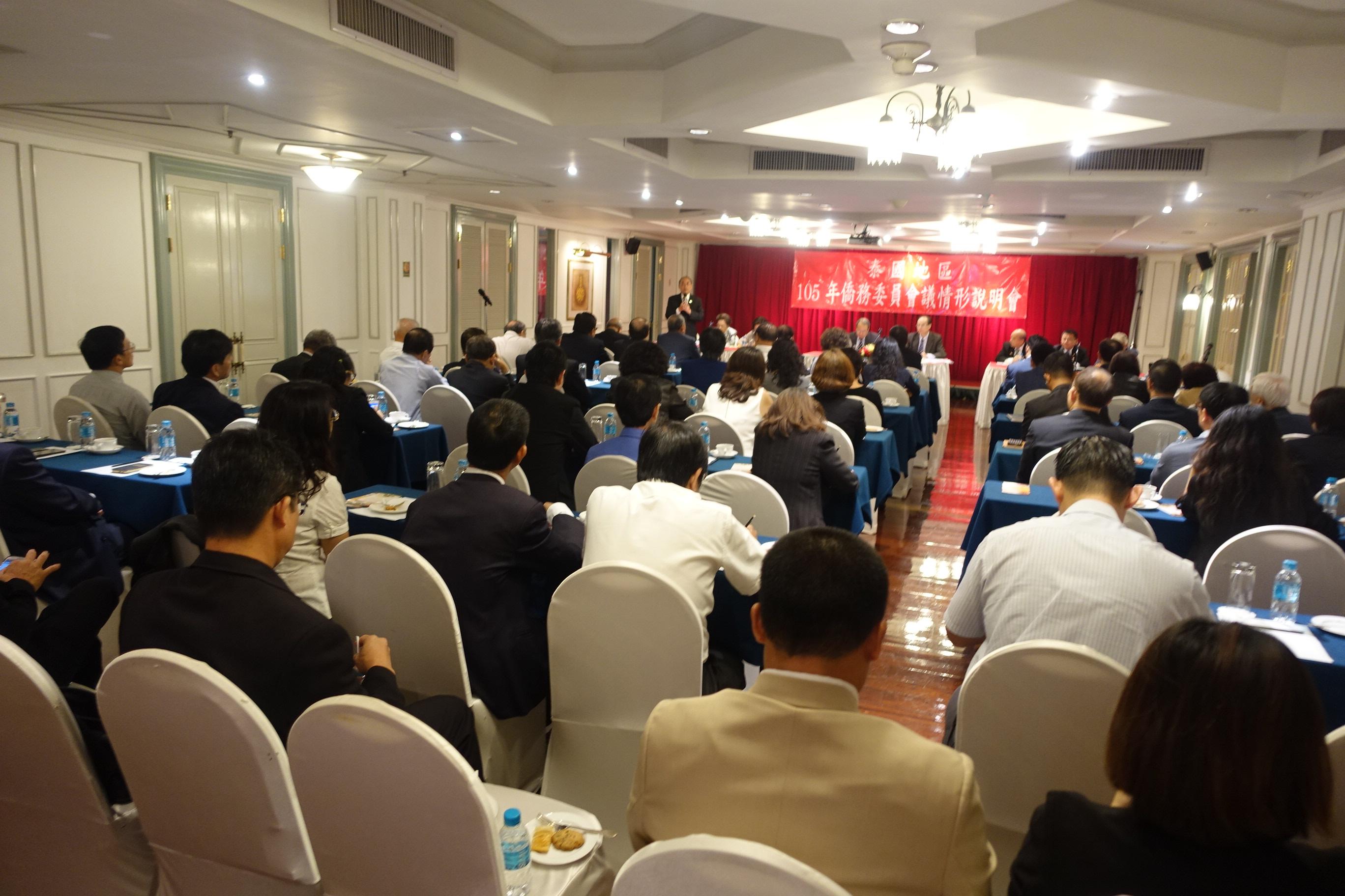 石公使(站立者)致詞請泰華各界持續支持政府的各項政策，共同協助推動服務僑胞工作。 