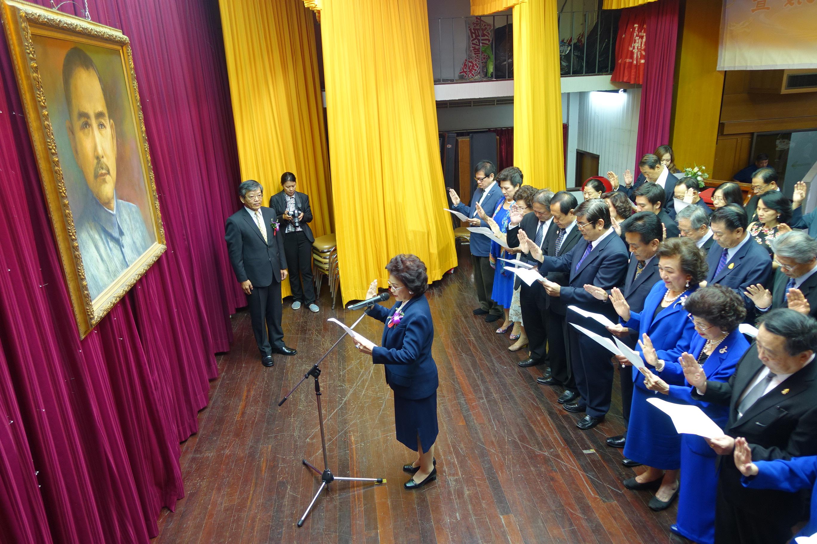 丘菁瑛理事長(中站立者)率全體理事向國父孫中山先生遺像宣誓就職，邀請駐泰國代表謝武樵(前站立者)擔任監誓人。