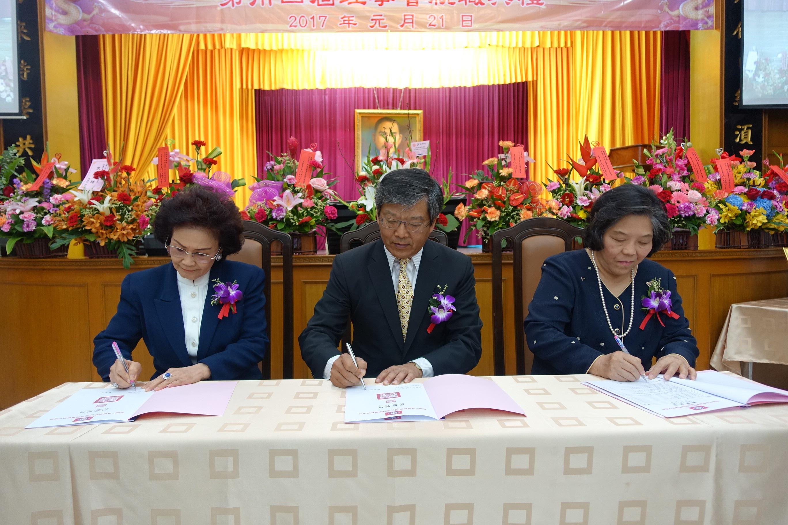 駐泰國代表謝武樵(中)見證卸任理事長蘇真娜(右)、新任理事長丘菁瑛(左)簽署移交清冊，資產清冊，財務等。