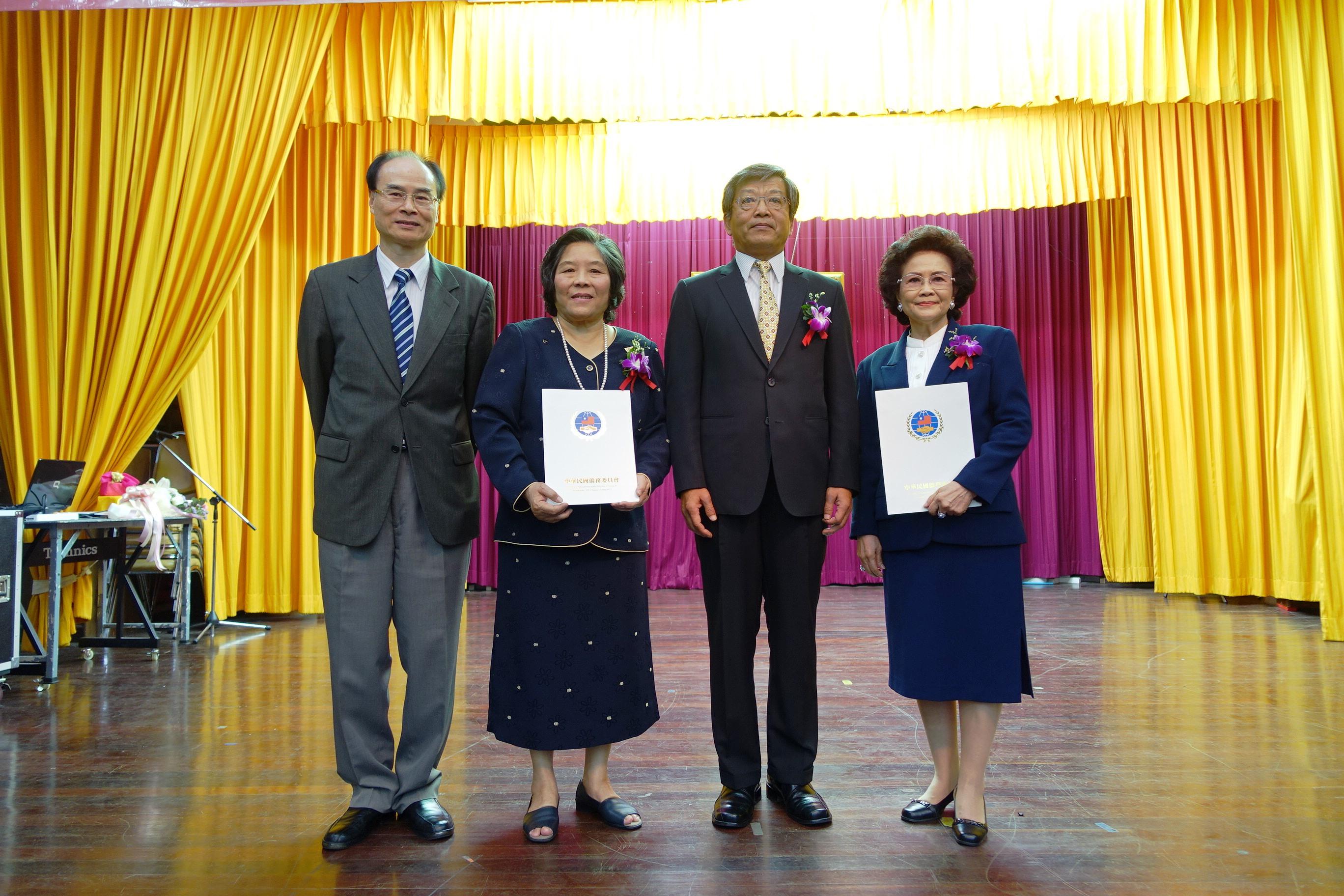 駐泰國代表謝武樵(右2)代表僑委會吳新興委員長，頒贈感謝狀、賀函給卸任理事長蘇真娜(右1)及新任理事長丘菁瑛(左2)