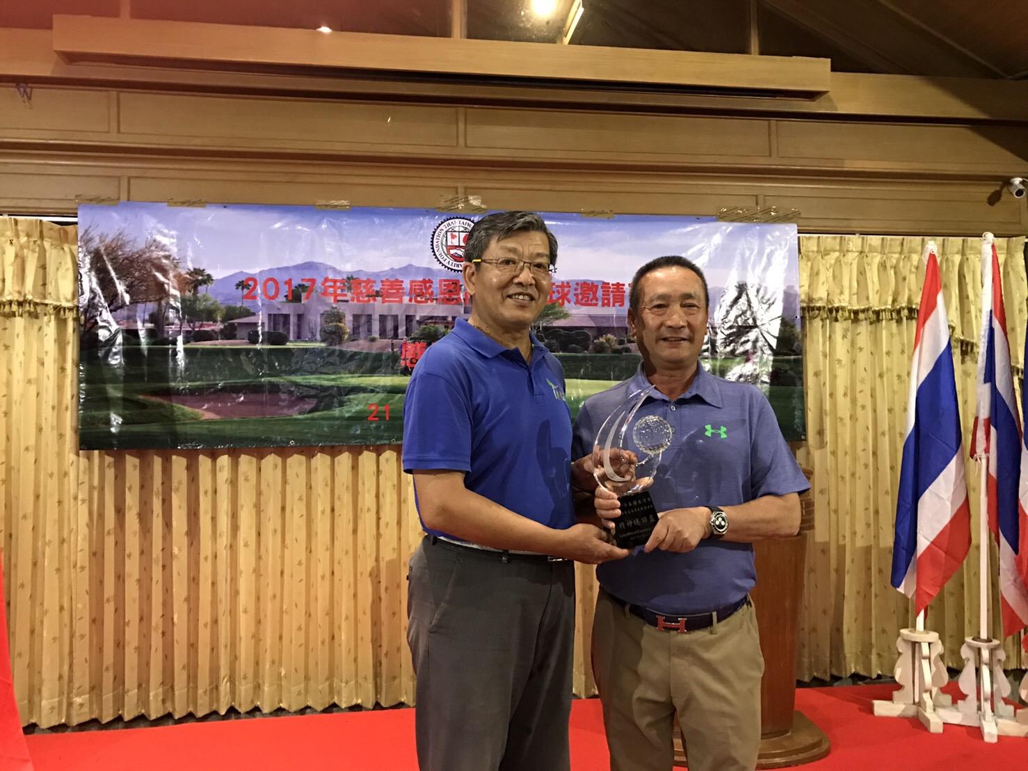 駐泰國代表處謝大使武樵於2月21日感恩晚會上與得獎選手合影。