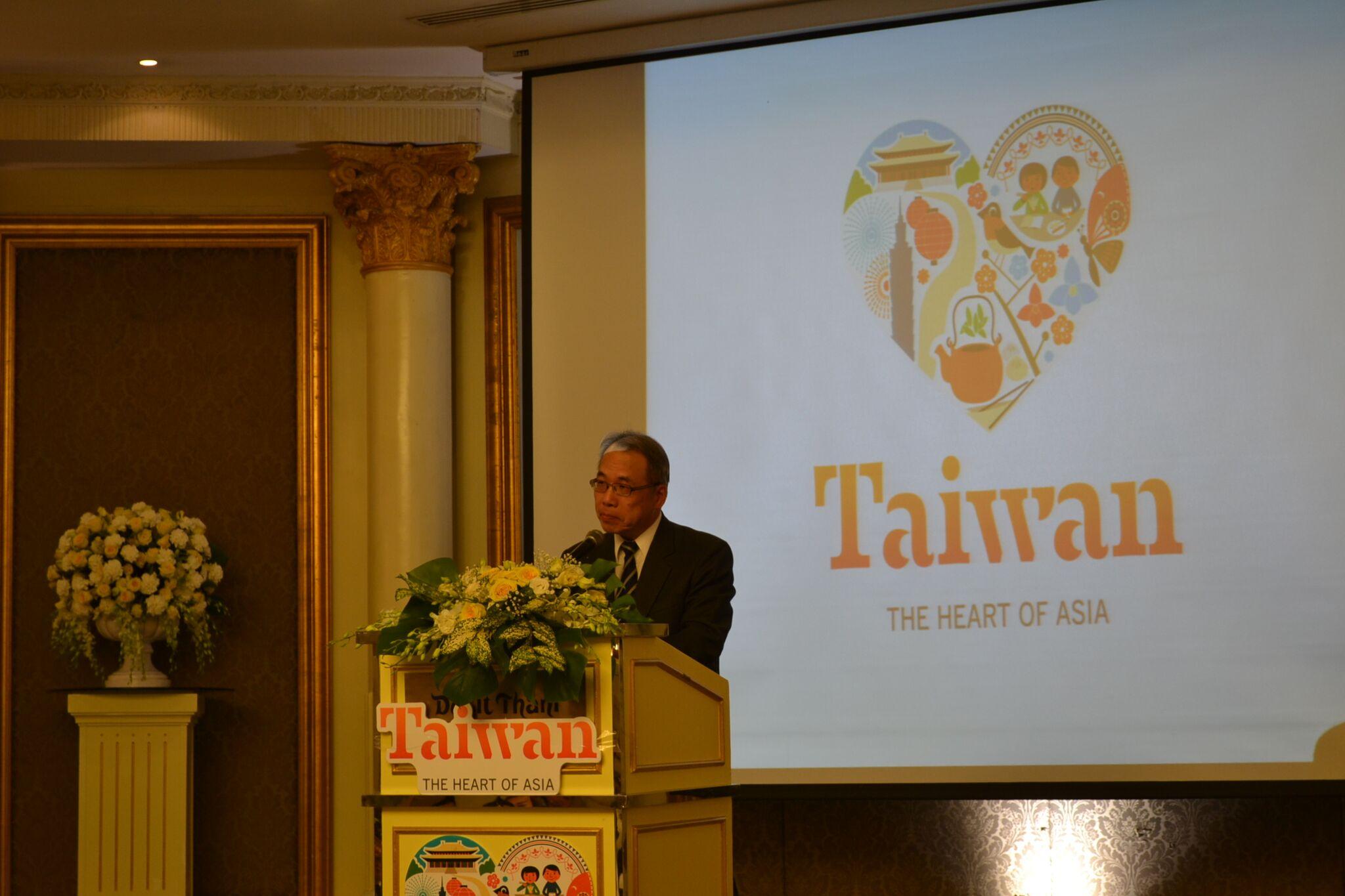駐泰國代表處石公使柏士於2月14日出席「臺灣觀光推廣會」活動上台致詞。
