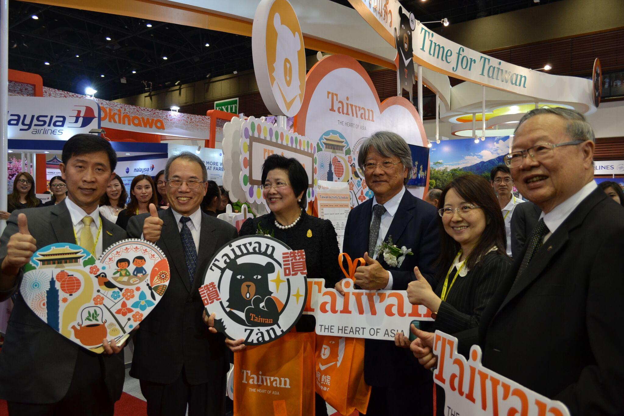 泰國觀光體育部副部長Chavanee Tongroach由泰國旅遊業者協會(TTAA)會長Suparerk Soorangura陪同到訪臺灣館攤位參觀，並與駐泰國代表處石公使及觀光局代表團互動合影。