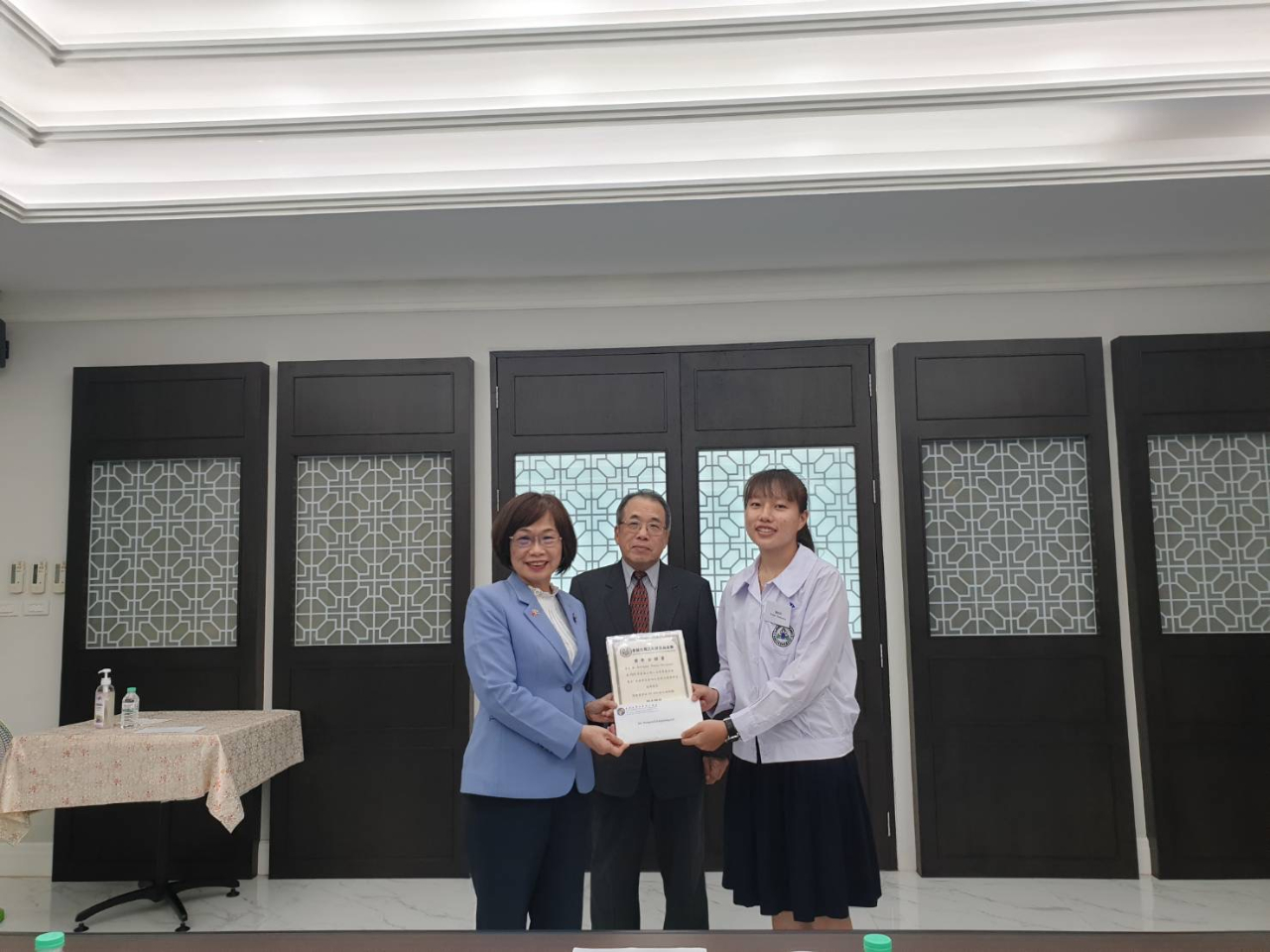 郭修敏總會長代表頒發獎學金（石柏士副代表見證）