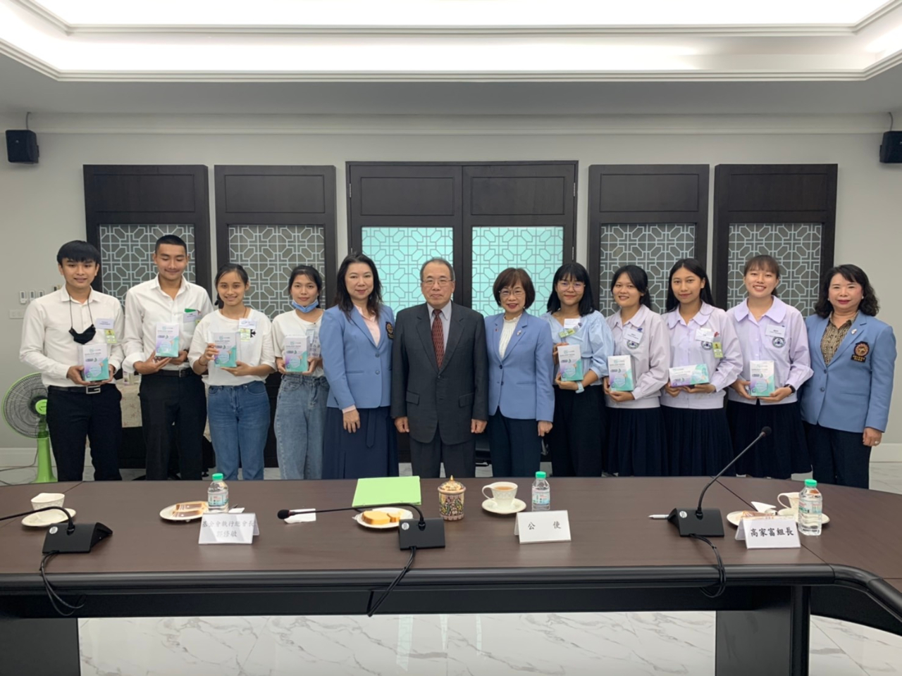 泰國台商總會楊菁萍副總會長捐贈自家生產的口罩予即將至台灣就學的八位同學