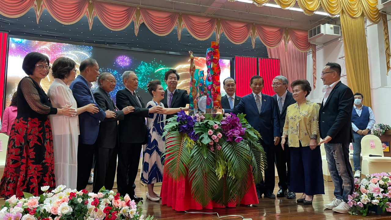 眾人一起為鄉親嘉年華開幕