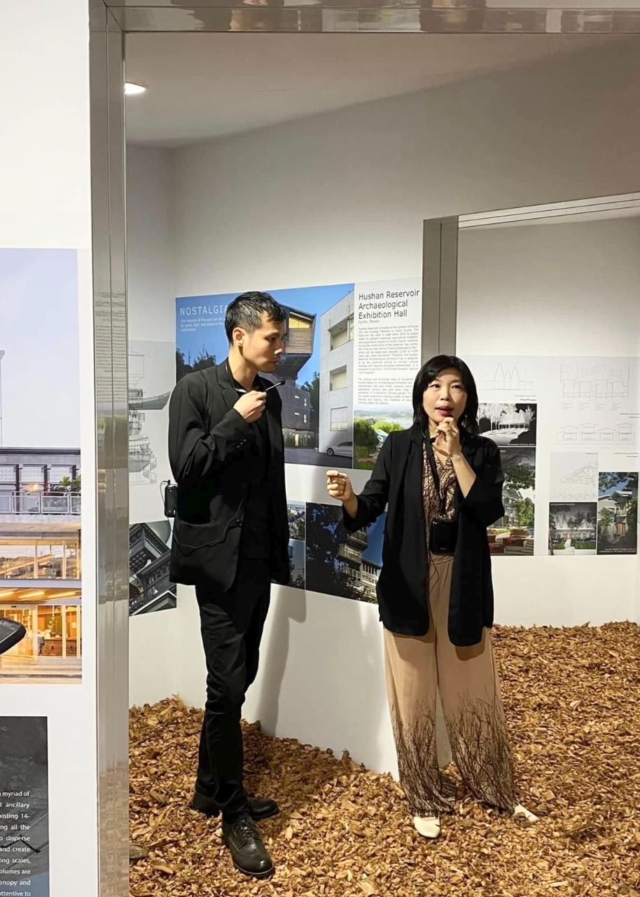 雙策展人洪人傑與Kulthida_Songkittipakdee同時以中泰語解說導覽