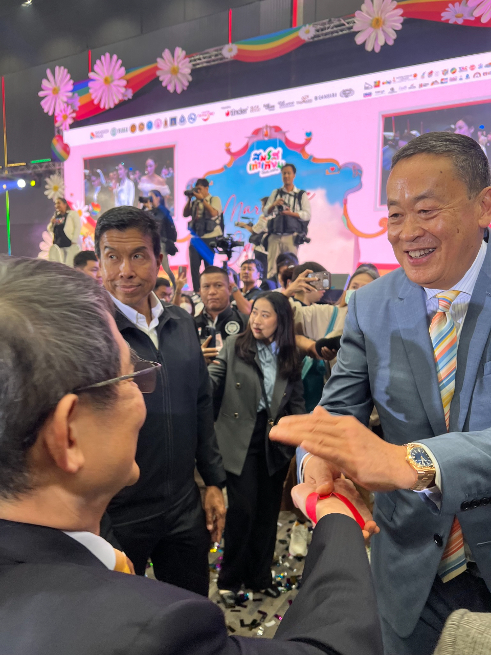 圖說：張大使在會場與泰國前總理Settha Thawisin握手致意，表達台灣祝福。