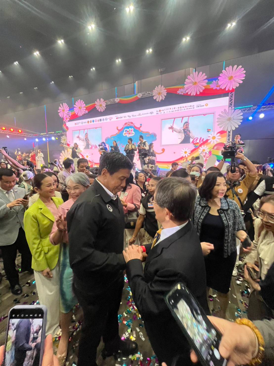 圖說：張俊福大使與曼谷市長Chadchart Sittipunt互動，祝福泰國婚姻平權落實。