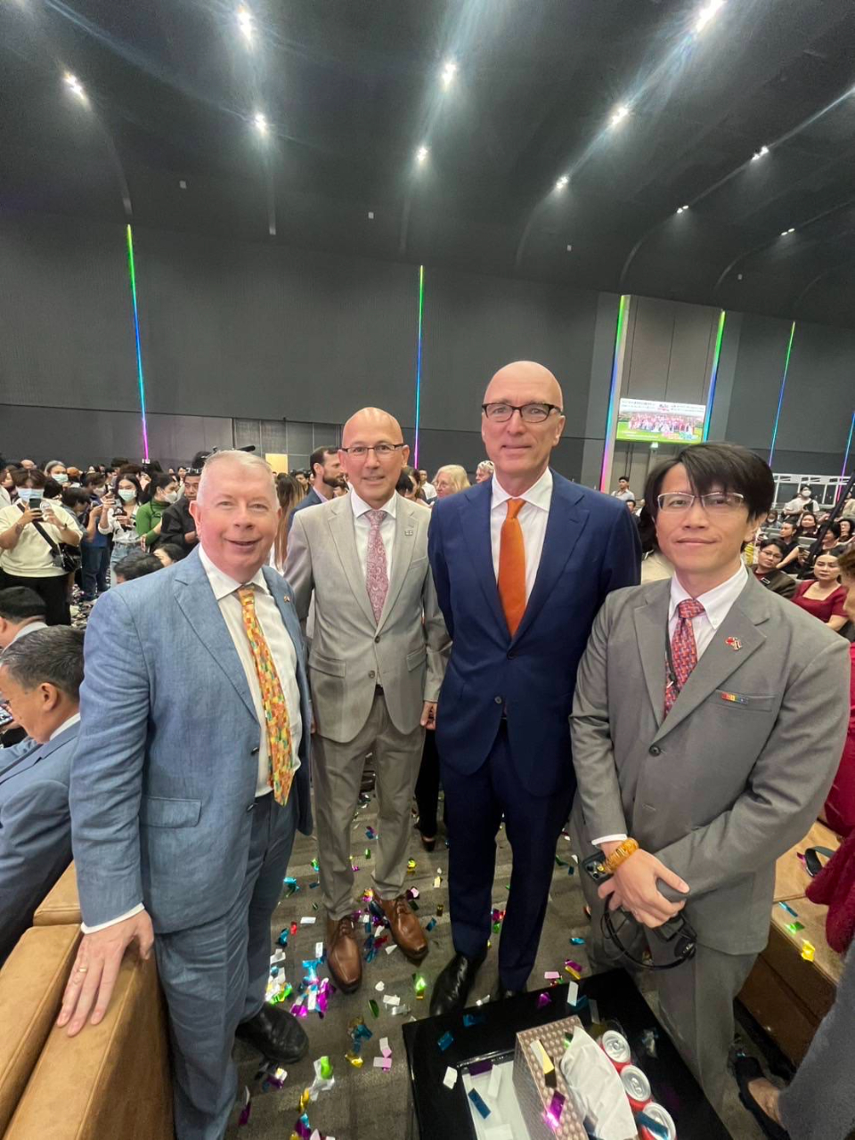 圖說：董思齊公使與理念相近國家駐泰大使交流互動，愛爾蘭大使Pat Bourne（左1）、英國大使Mark Gooding OBE（左2）以及荷蘭大使Remco van Wijngaarden （右2）。