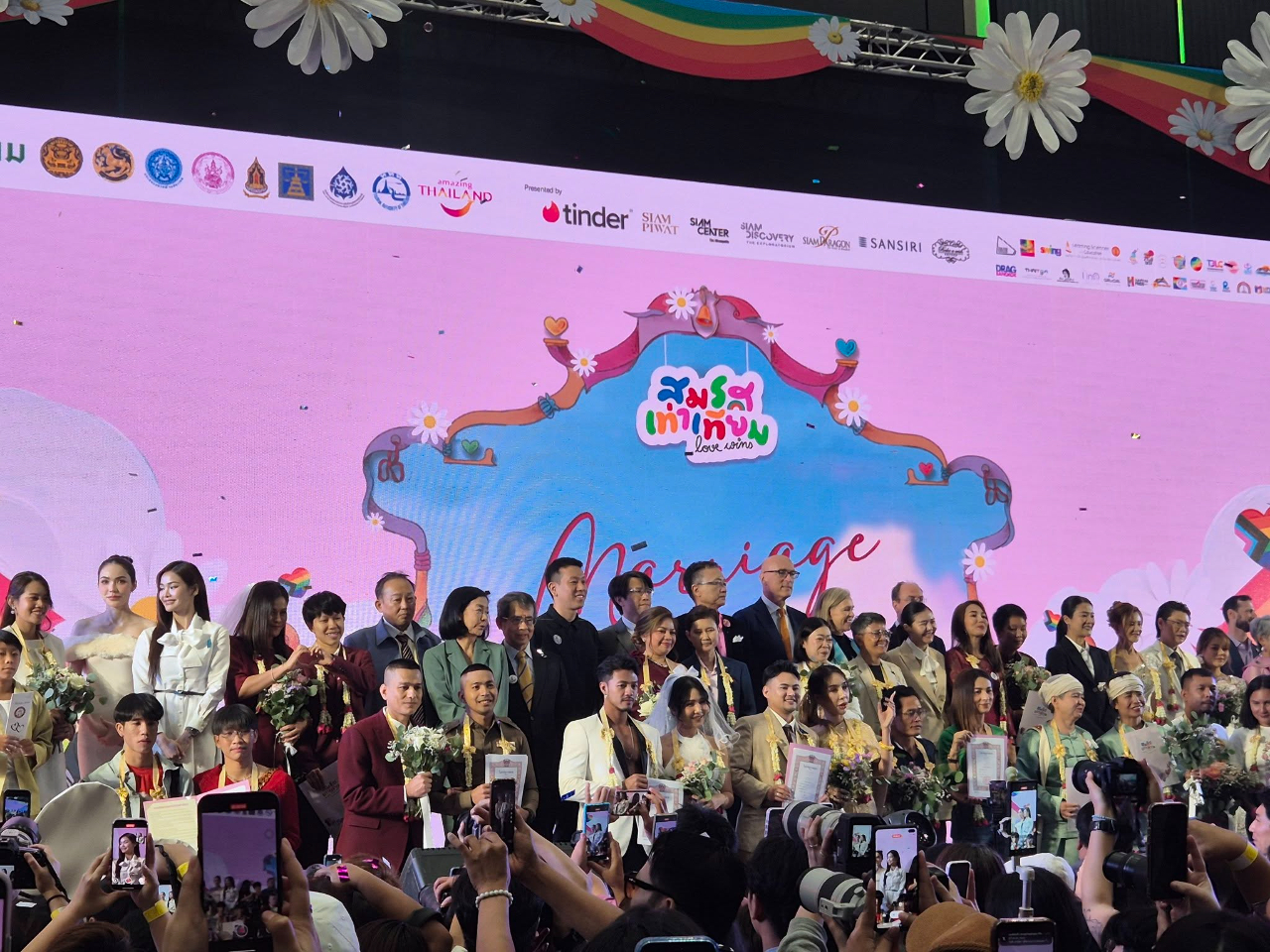 圖說：張俊福大使、董思齊公使與駐地政要及使節，共同上台為新人祝福。