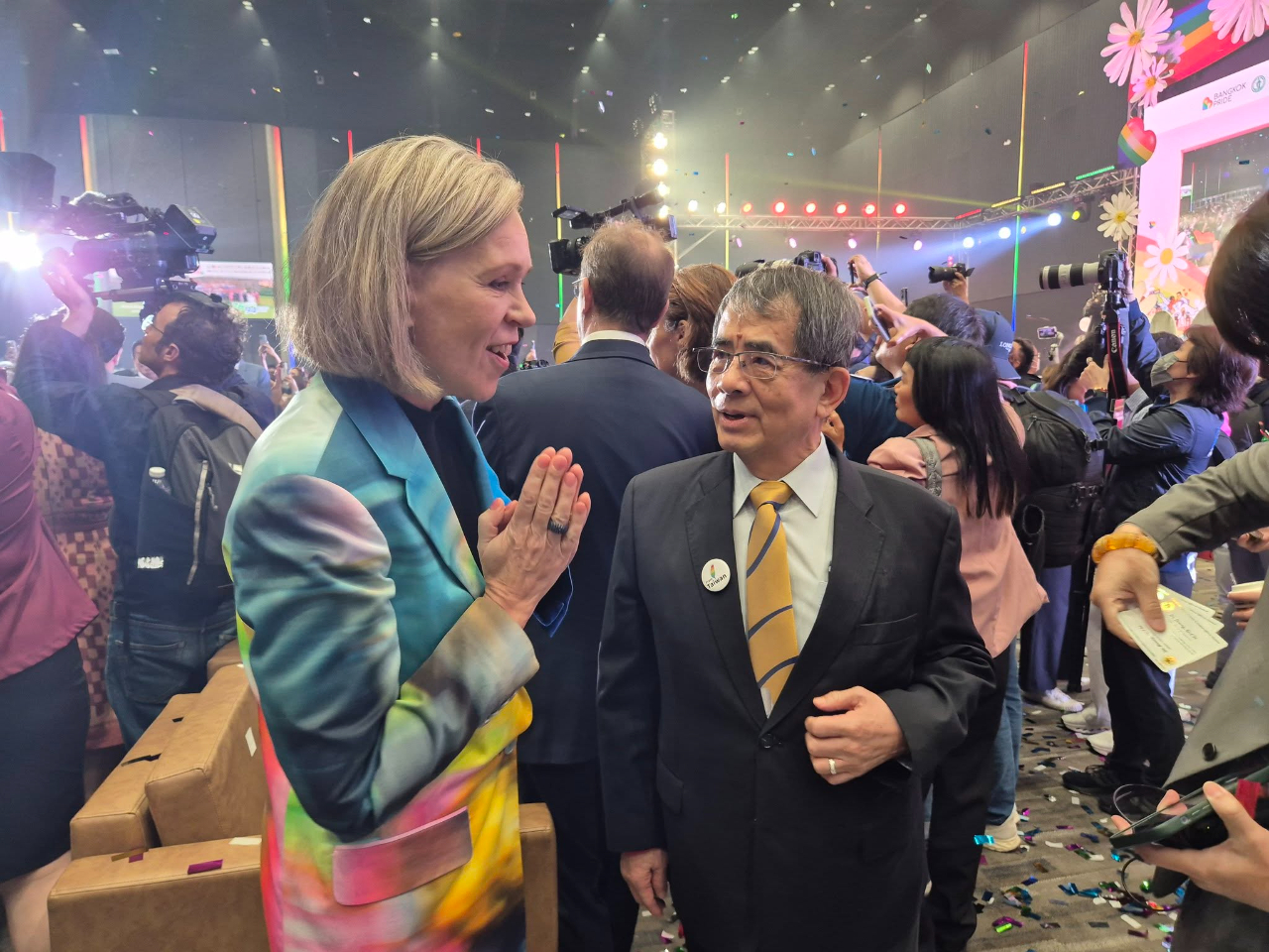 圖說：張俊福大使與芬蘭駐泰大使Kristiina Kuvaja-Xanthopoulos交流互動。