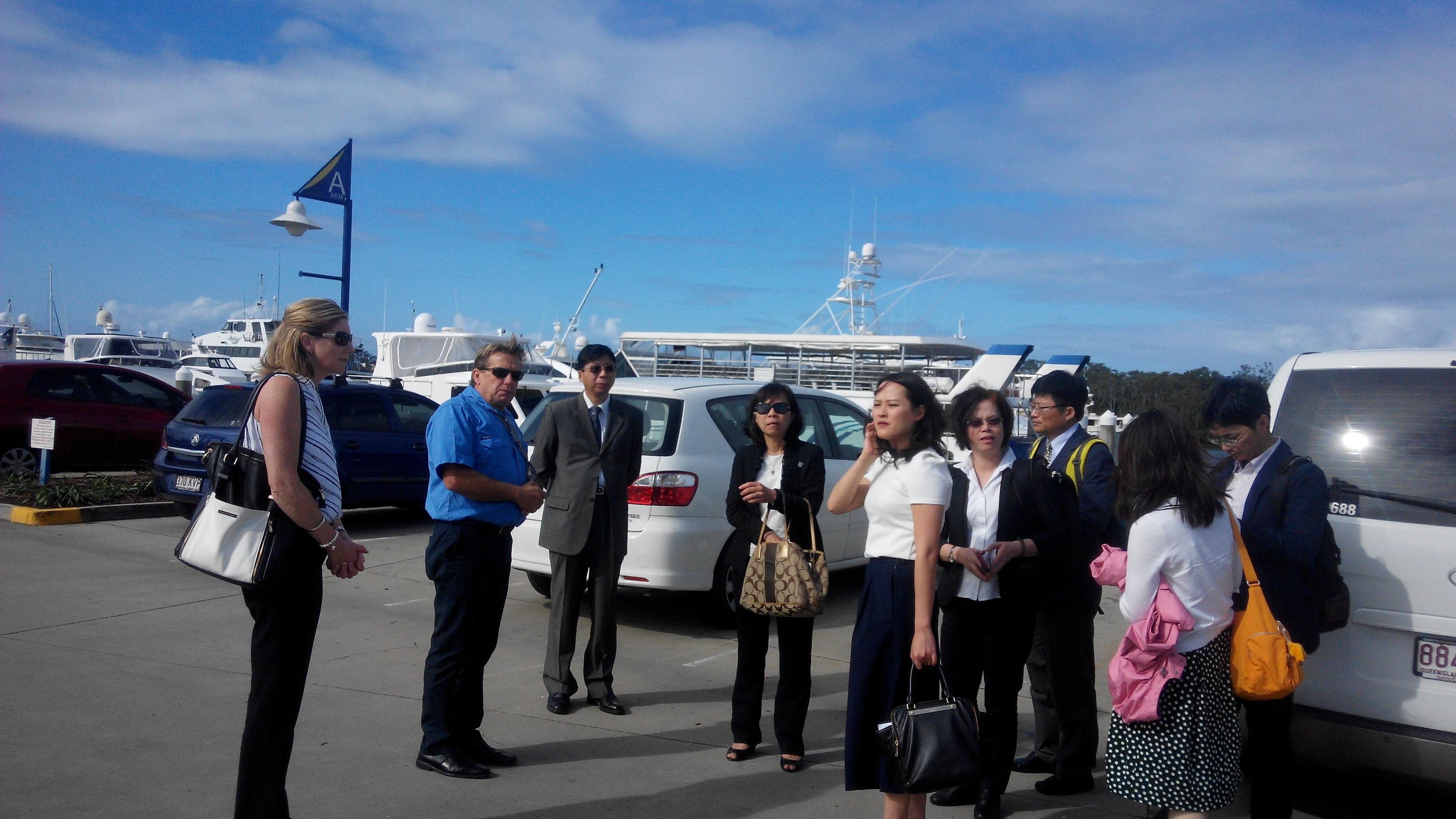 駐布里斯本辦事處賴維中處長陪同國發會國土區域離島發展處郭翡玉處長一行考察黃金海岸市遊艇碼頭