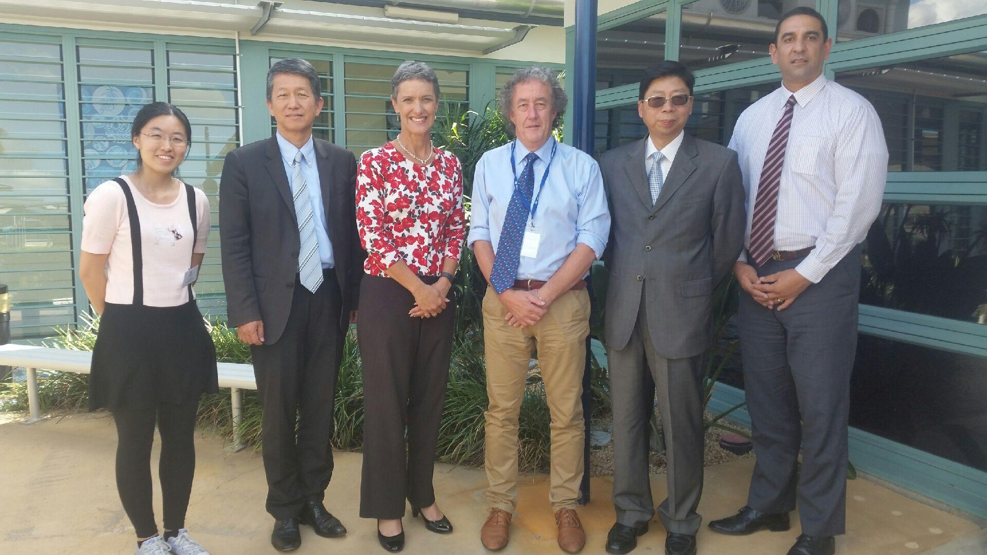 #1:賴維中處長(右二) 及畢祖安組長(左二)、Calamvale 學校Lisa Starmer校長(左三)等人於會談後合影。