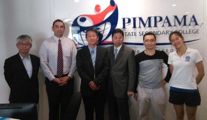 賴處長一行 與Pimpama學校之老師及助理合影。