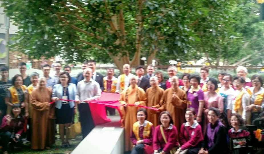 佛光山慈善院院長依來法師特別由臺灣來主持位於布市南岸昆州現代藝術館前佛陀成道第四代菩提樹的揭碑典禮．共同主持揭碑典禮的貴賓尚包括駐布里斯本臺北辦事處賴維中處長，布里斯本市議員黃文毅，以及昆士蘭現代藝術館代表。佛光山澳紐總住持滿可法師，中天寺住持覺善法師，友愛服務隊顧問盧淑媛僑務委員，昆士蘭日報董事長黃素珍僑務委員，國際佛光會吳金明會長，劉招明督導，中天學校陳秋琴校長，楊史邦督導與徐秀美副校長，陳秋燕僑務顧問，李啟蘭副校長，以及臺灣慈暉婦聯會侯玫玲會長，客家會伍其修會長，RBIT總裁廖明秀僑務促進委員，以及僑教中心董幼文主任等各界貴賓在場觀禮這殊聖的儀式。