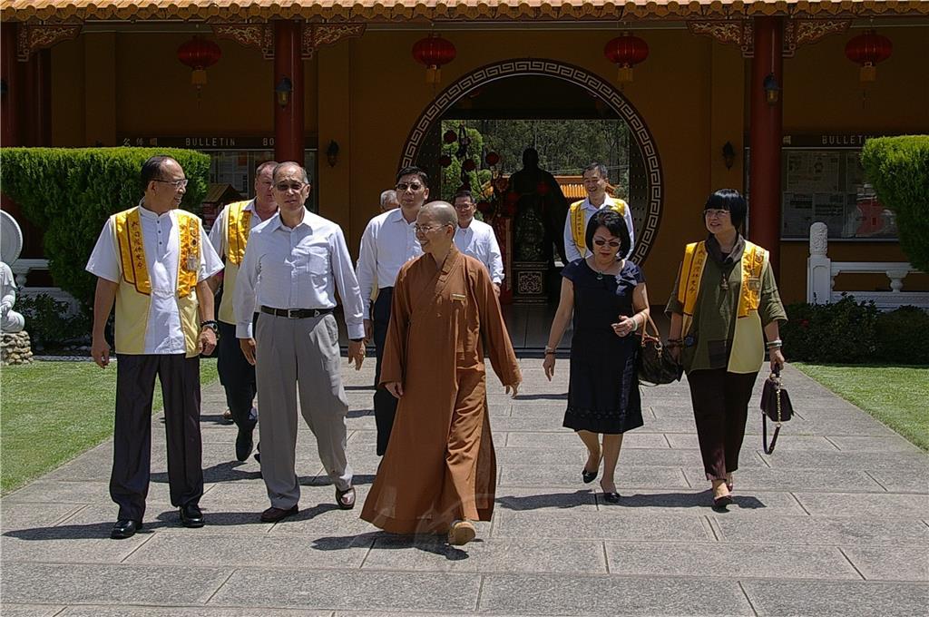 中華民國駐澳大利亞大使李大維在駐布里斯本台北經文處處長賴維中等陪同下，蒞臨中天寺拜訪。 人間社記者吳秀華攝