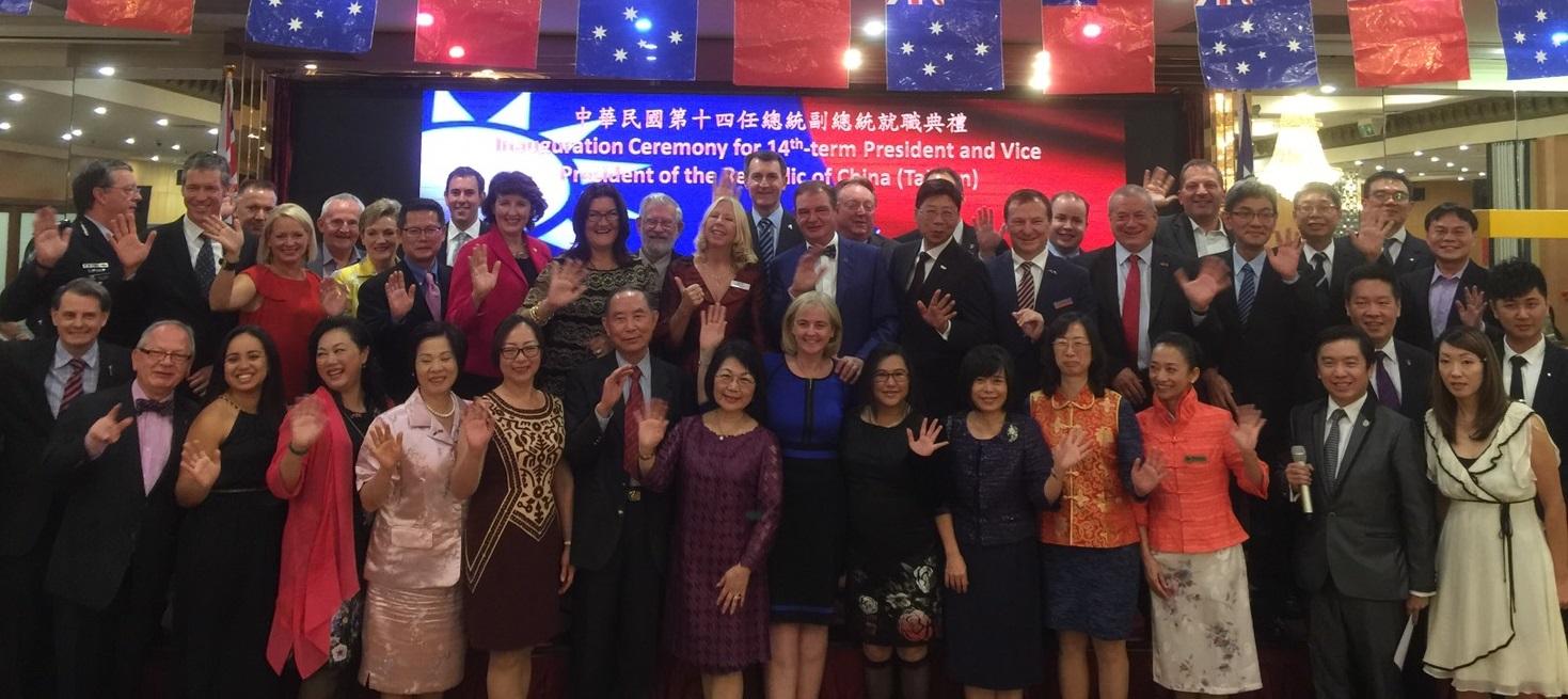 賴處長維中與出席餐會昆州政界及僑界在會場合影