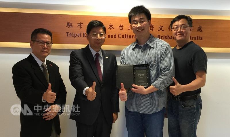 台灣「國鼎生物科技公司」研究提案獲澳洲昆士蘭州政 府創新產業發展專案獎項，駐布里斯本辦事處長賴維中 （左二）及副處長宋永福（左一）16日約見該公司總經 理陳志銘（右二）及副總經理鄭皓宇（右一）並合影。