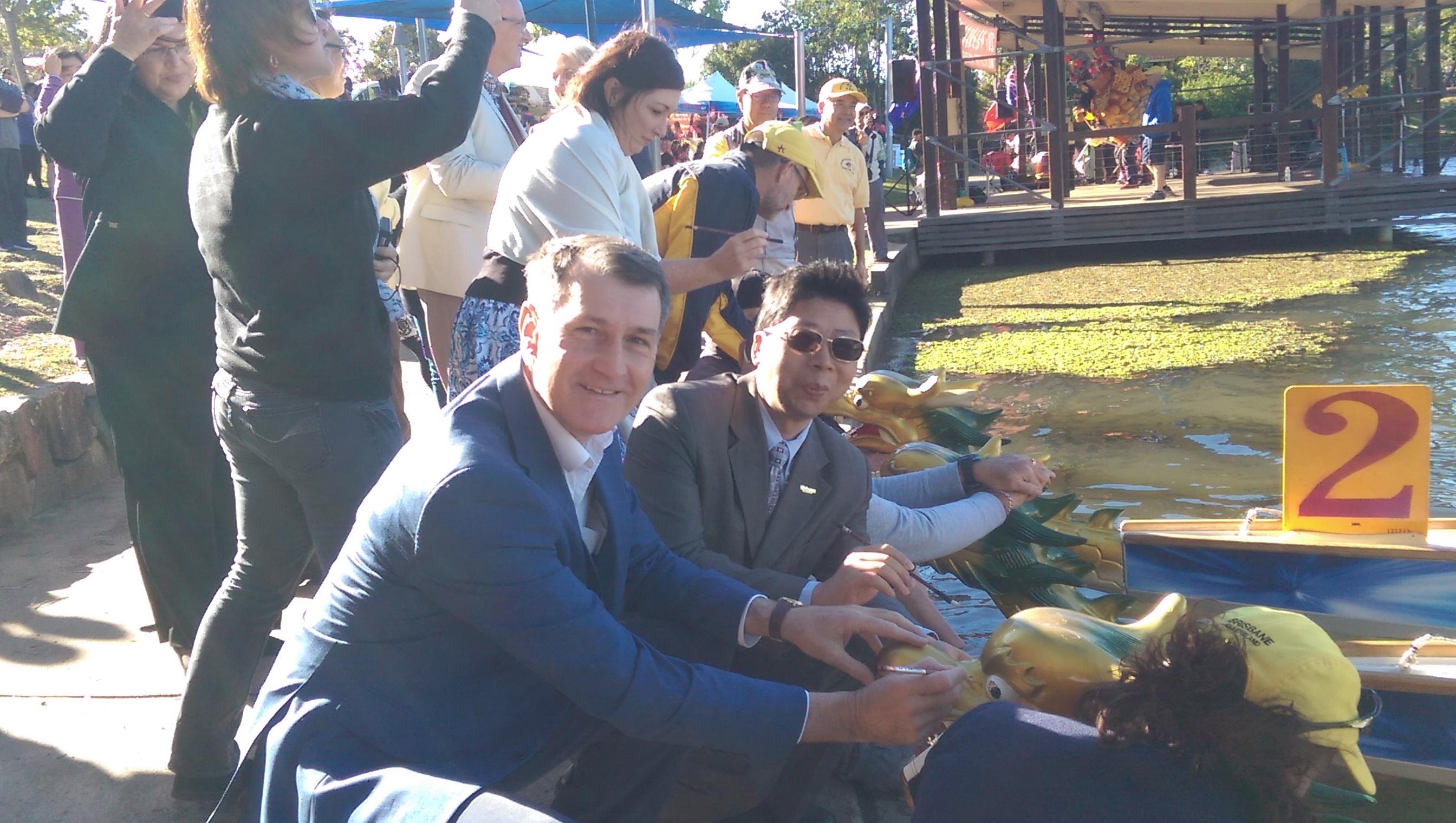 本處賴處長維中與布里斯本市Graham濶克市長為龍舟點睛