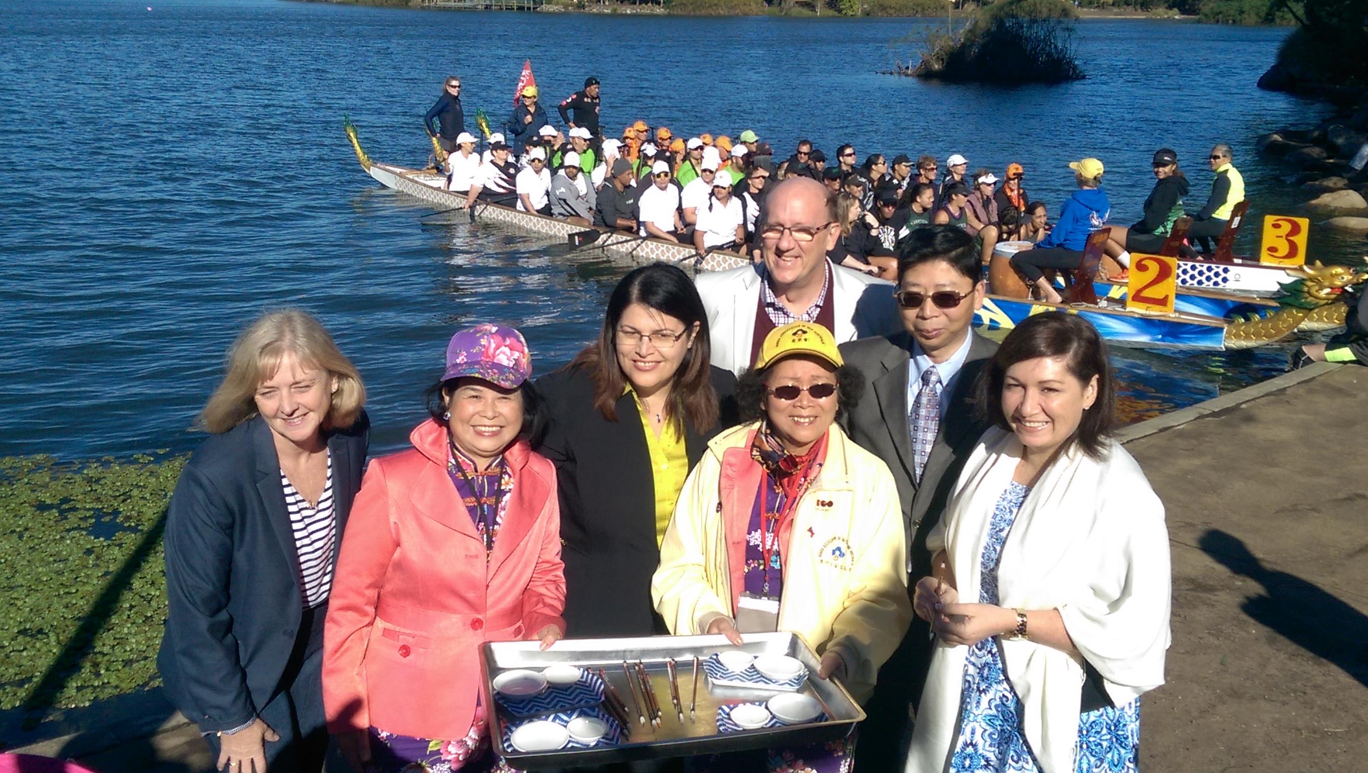 本處賴處長維中在龍舟點睛儀式後與昆士蘭州貴賓合影(左一 布市議員Angela Owen、左三 昆州多元文廳長Grace Grace、中間 布市議員Charles Strunk、右一 昆州科技與電子商務廳長 Leanne Enoch)