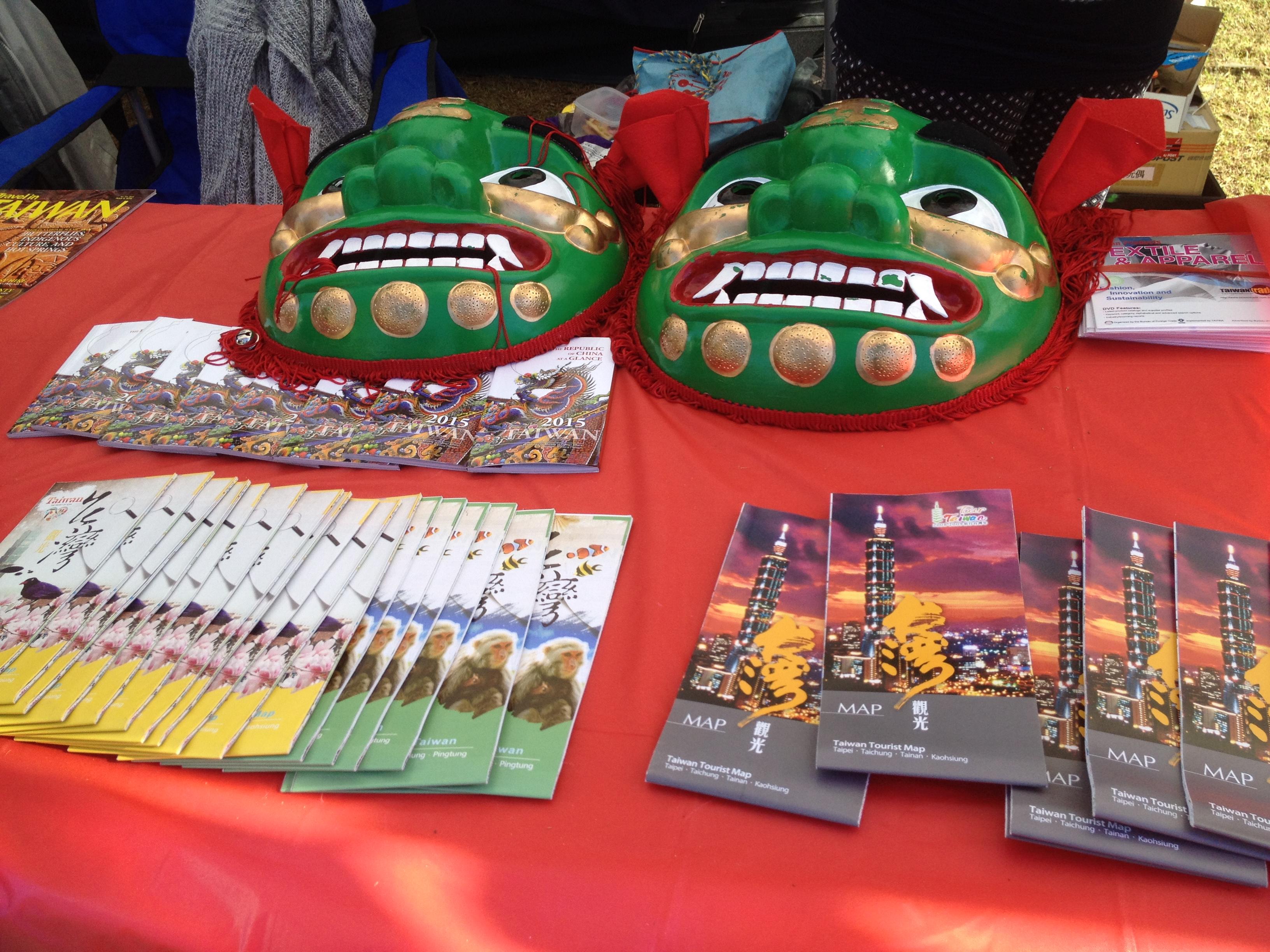 本處在龍舟賽活動現場設置文宣攤位陳列各式文宣品