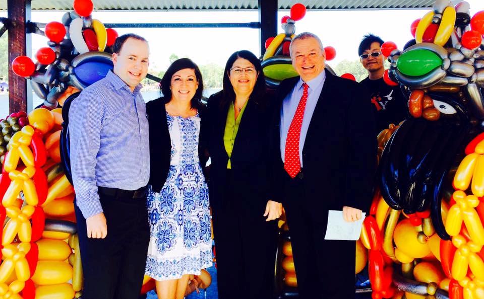 出席龍舟賽活動之昆士蘭州貴賓合影(左一州議員Duncan Pegg、左二昆州科技電子商務廳長 Leanne Enoch、右二多元文化廳長Grace Grace、右一州議員Peter Russo)