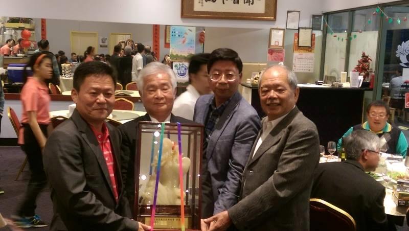 右二:賴處長，右一: 林豐源董事長，左一: 楊聰明董事長，左二:溫錦文僑務委員。