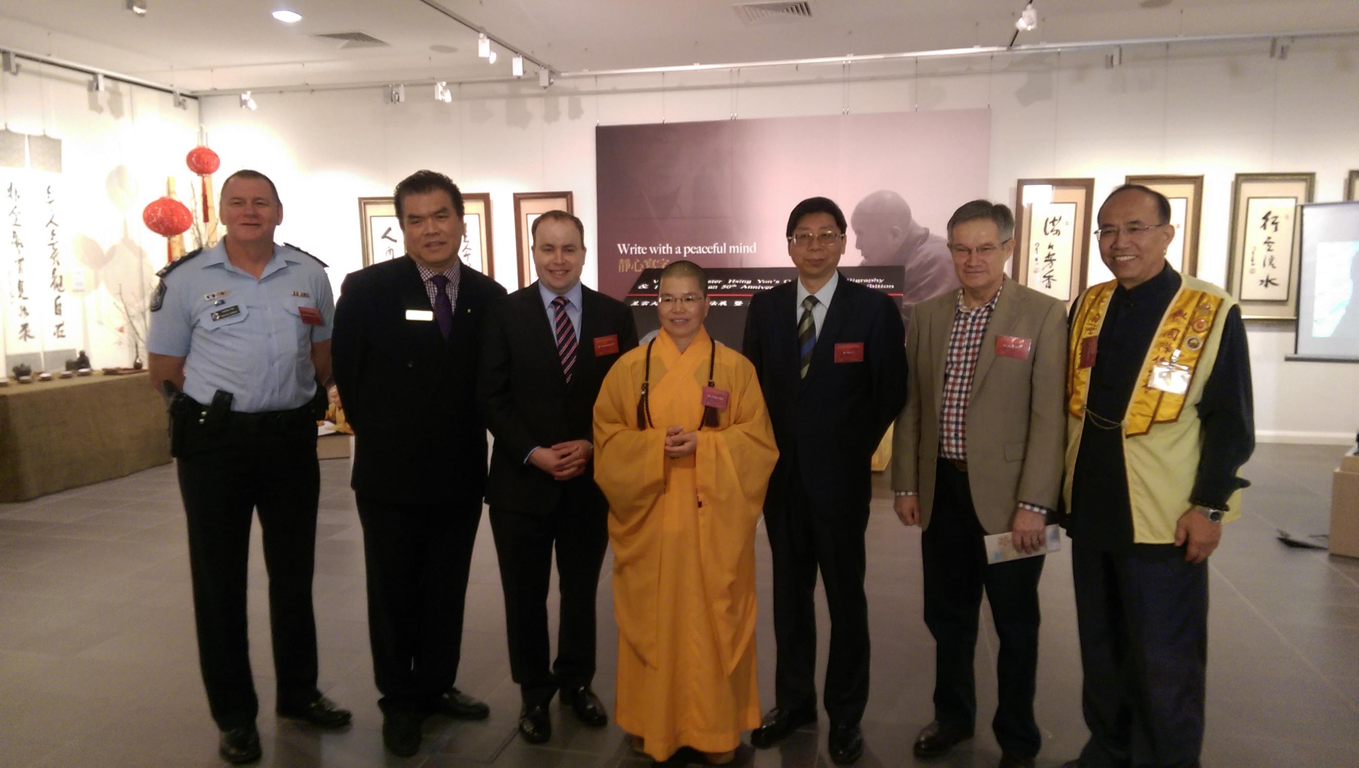 佛光山中天美術館7月9日舉辦 ＂星雲大師一筆書法展暨佛光山開山五十週年紀念影像展,住持覺善法師與駐布里斯本台北經濟文辦事處賴維中處長(右3)，以及昆州議員與政要,僑領等合影留念