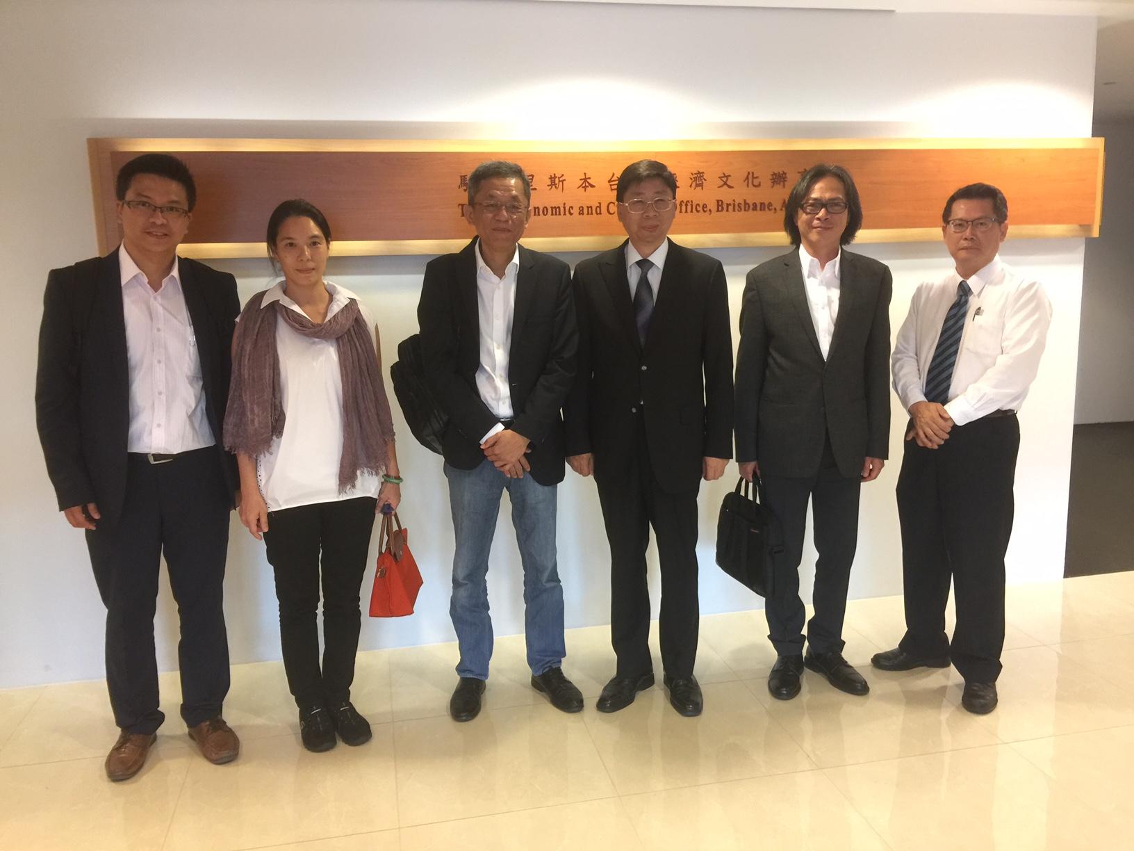 智崴資訊科技公司董事長歐陽志宏率團1至4日到澳洲布里斯本市考察投資體感模擬4D劇院市場。駐處處長賴維 中（右3）會見，稱許該公司有助成為推動「新南向政 策」拓展昆州市場先鋒。