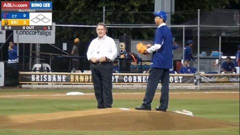 賴維中處長在昆士蘭棒球協會主席Robert Wesener陪同下擔任開球嘉賓