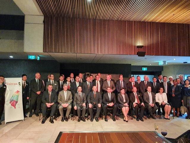 昆士蘭州議會「友台小組」年度酒會，議長Curtis Pitt偕州議員與洪振榮處長合照，超過半數以上的議員出席。