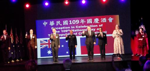 洪處長主持中華民國109年國慶酒會並與各致詞嘉賓於舞台敬酒合影 (洪振榮處長(左三)、昆州州長代表Duncan Pegg 州議員(右二)、昆州反對黨州議員John-Paul Langbroek(右一)、昆士蘭警務署署長Katarina Carroll(右五)、布里斯本市長Adrian Schrinner(右四)、盧淑媛僑務委員(右一)、布里斯本市長夫人Nina Schrinner(右二)、澳台工商協會主席John Toigo(右三))