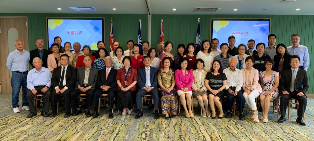 布里斯本地區2021年年終僑務工作座談會12月2日在本處活動廳舉行，陶令文處長與僑務榮譽職先進及社團領袖共商僑界關心議題，聽取建言，昆士蘭台灣中心歐陽群主任並報告僑務工作成果。陶處長在會中代表僑務委員會頒發新、續任僑務顧問與僑務諮詢委員聘書，期許與他們攜手服務布里斯本鄉親。